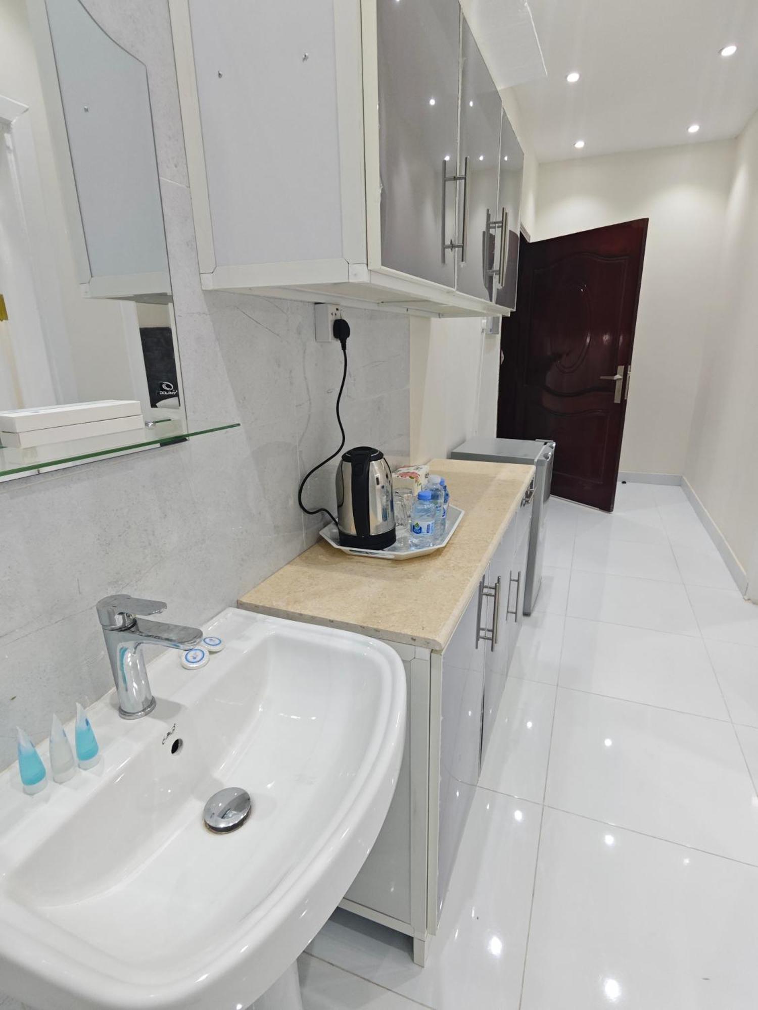 Yaqoot Al Madina Suites Al Awali Екстер'єр фото